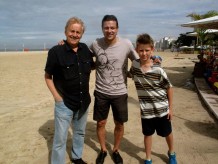 El periodista finlandés Rauli Virtanen (izq.) con uno de los mejores futbolistas finlandeses Jari Litmanen (centro) y el hijo de Rauli, Pepe Virtanen(der), en Río durante el Mundial 2014.
