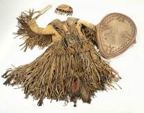 Vestimenta de chamán evenki con pandero ceremonial. Los evenki son una tribu del norte de Siberia que, a semejanza de los samis, vivían en tiendas circulares (cuoluozi) y se dedicaban a la cría de renos.