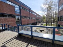 Vasemmalla kirjasto Lähde, rakennus B. Oikealla Hallintorakennus, rakennus T