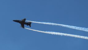 BAe Hawk Mk 51 MLU taitolennossa. Midnight Hawks