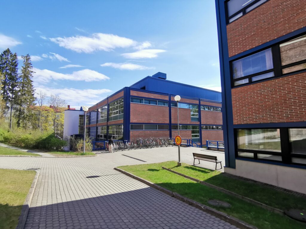 Taustalla: kirjasto Lähde, rakennus B. Oikealla: Hallintorakennus, rakennus T