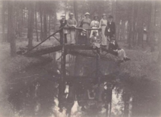 Naisseminaarin oppilaita Moirislammen sillalla (1915). Lähde: https://www2.jkl.fi