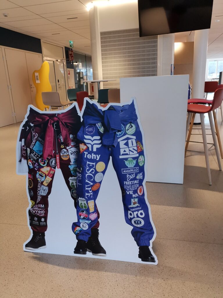 Viittaus haalareihin, yliopisto-opiskelijoiden tunnusasuun vappujuhlien aikaan