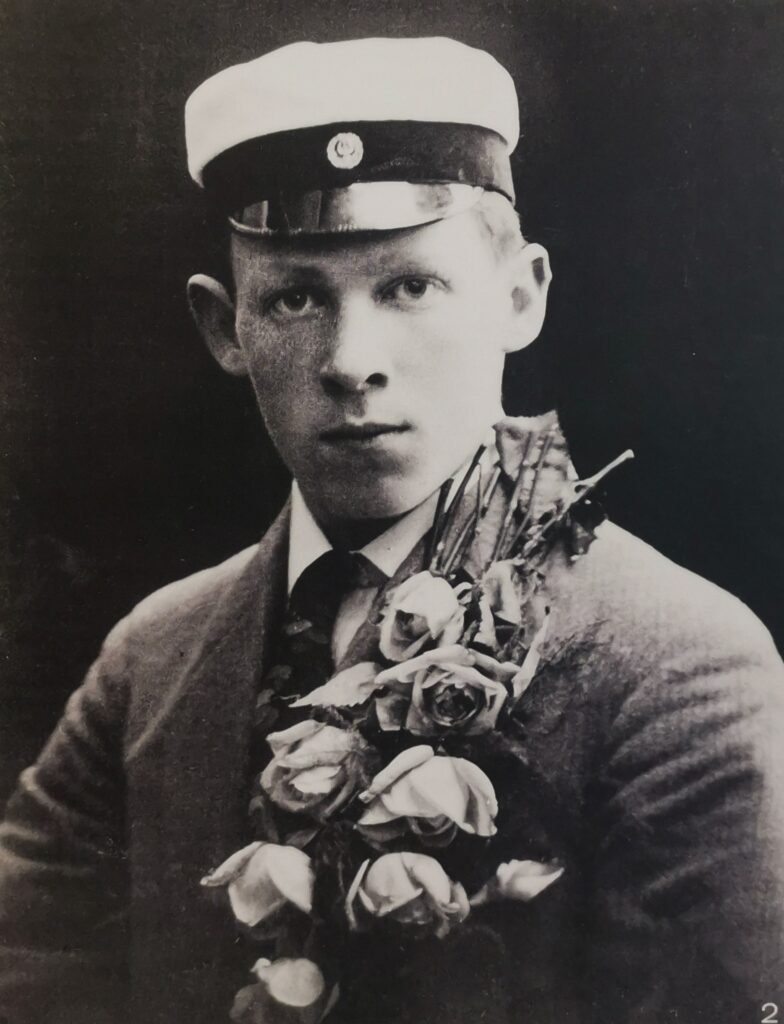 Alvar Aalto Jyväskylän Lyseon ylioppilaslakissa vuonna 1916