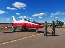 Harjoituskone BAE Hawk MK 66. Taustalla helikopteri Hughes MD 500D