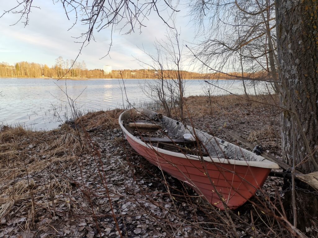 Vene Tuomiojärven rannalla. Vastapäätä Viitaniemi.