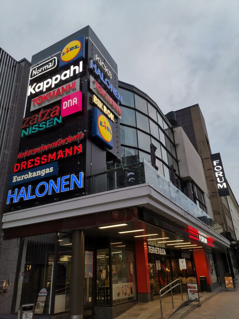 Kahvilaa etsimässä kauppojen keskeltä