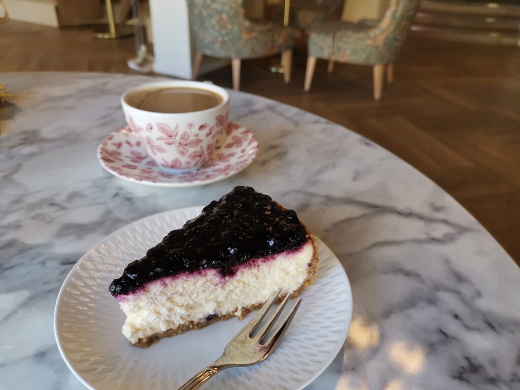 Kahvia ja kakkua Café Nikolaissa
