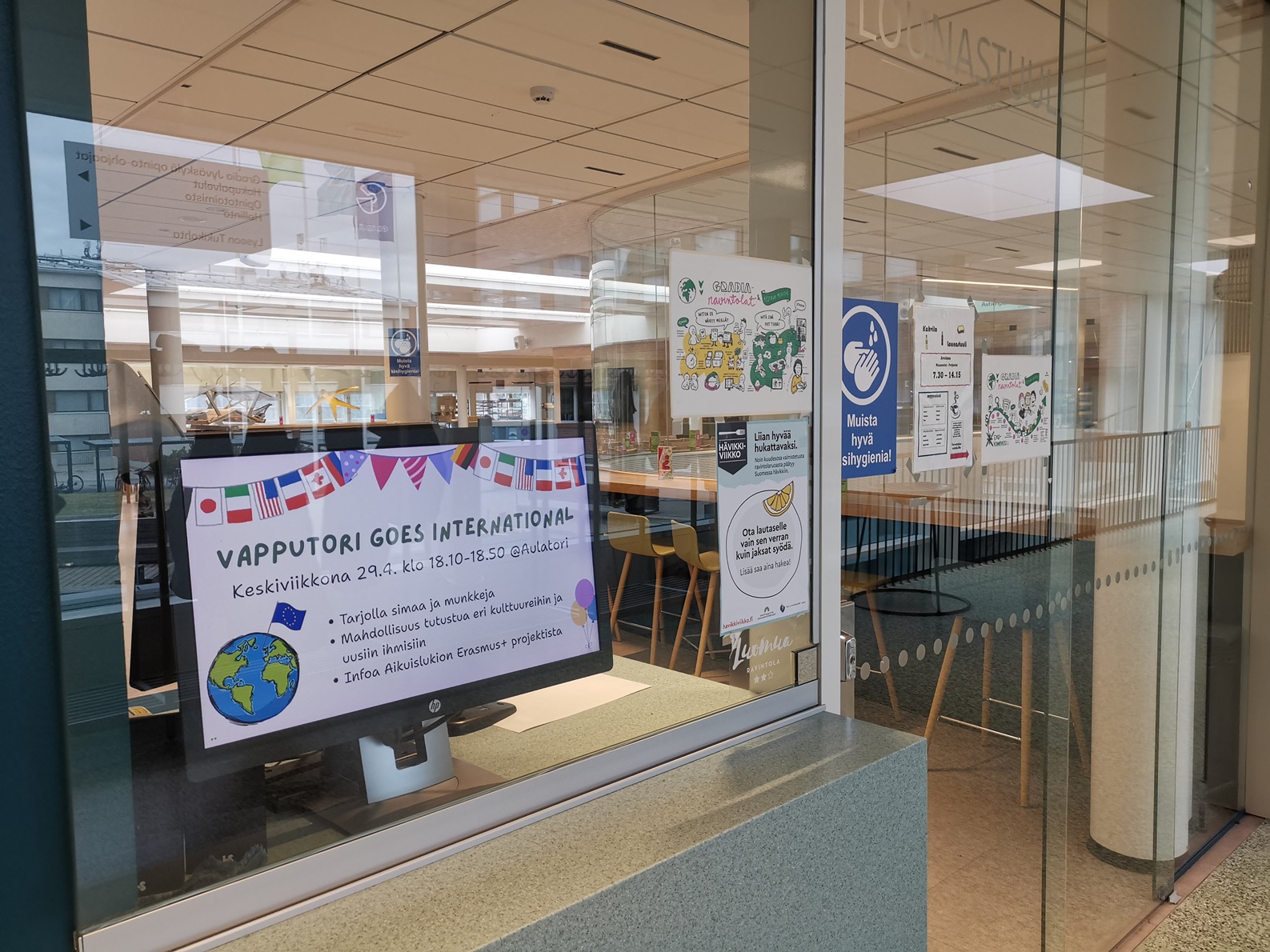 Cartelería digital por toda la escuela,anunciando el evento internacional