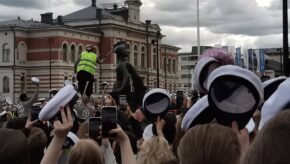 Minna Canthin lakitus Kirkkopuistossa