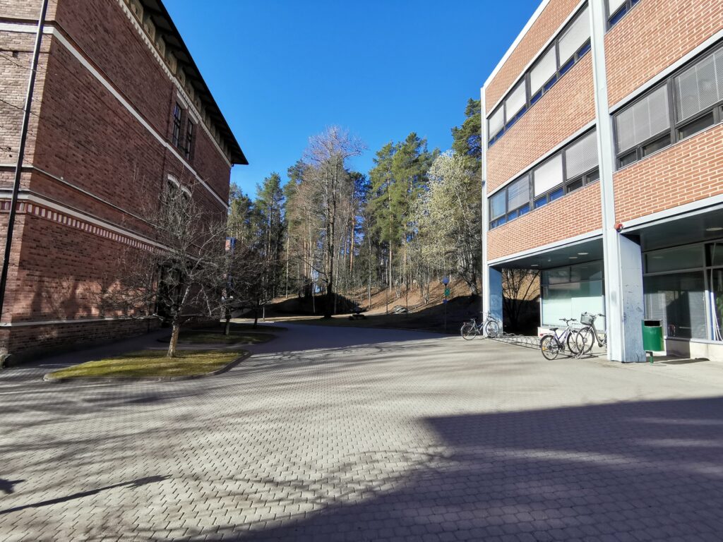 Oikealla: rakennus M, Musica, Sipisen suunnittelema. Vasemmalla: rakennus H, Historica, Kiseleffin suunnittelema. Kuva 20.4.2026