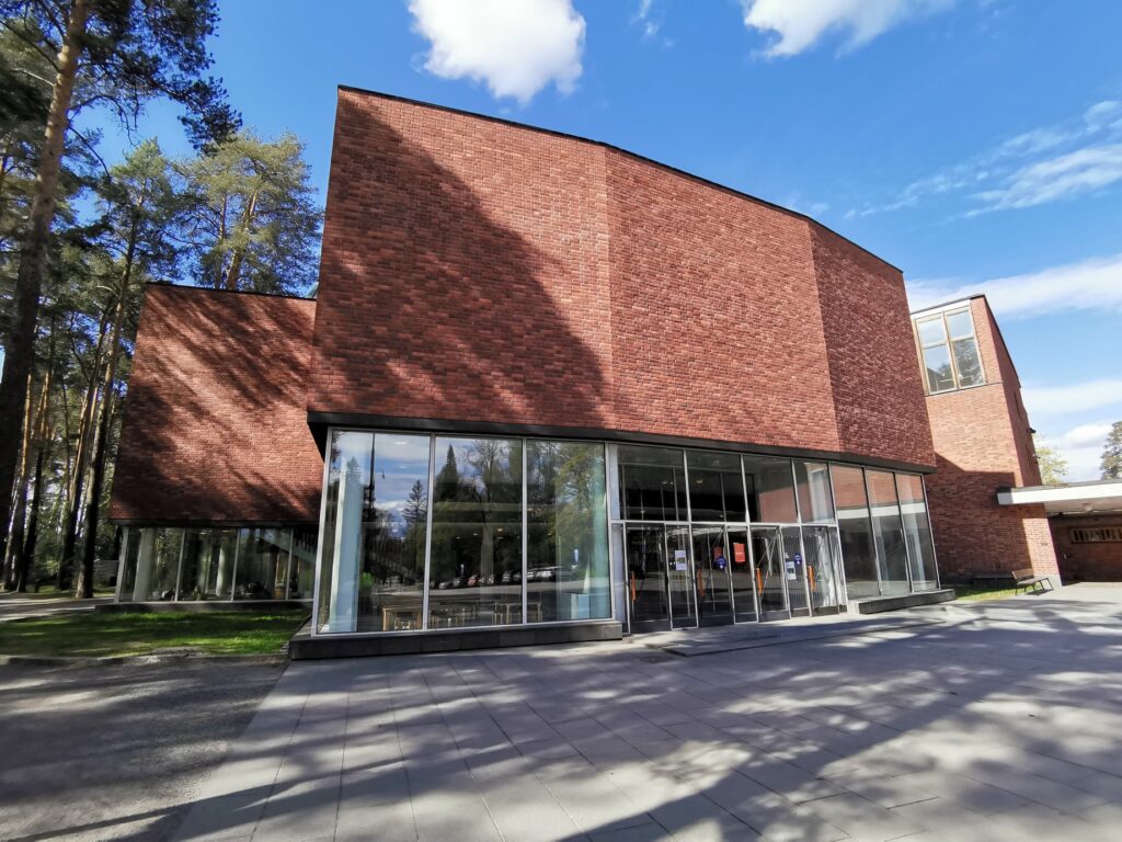 Päärakennus, julkisivu