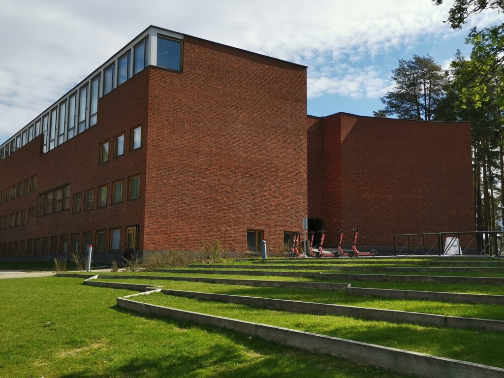 Päärakennus, takaa