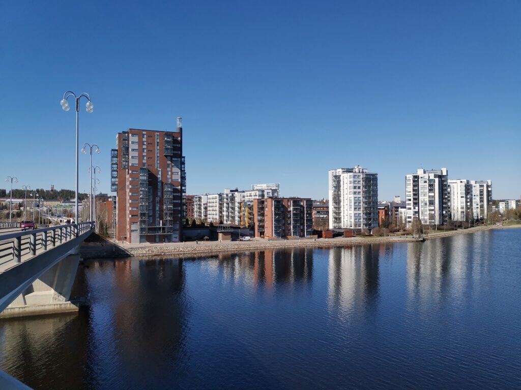 Lutakon asuinrakennuksia Kuokkalasta katsottuna, Kuokkalansillalta