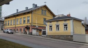 Valkoinen puu sijaitsee Toivolan vanhalla pihalla