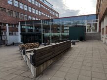 Gradian rakennuksen pääsisäänkäynti, Harju