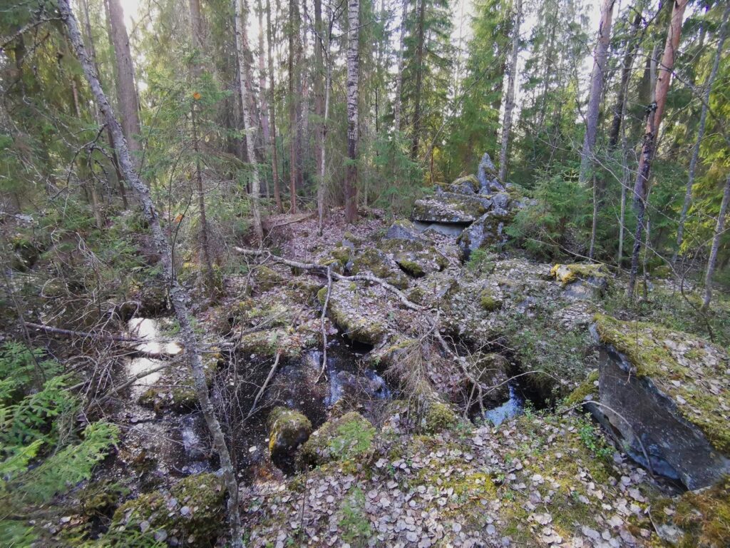 Kallioperän murtumia. Ylistönmäki