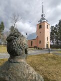 Hanna Parviainen katsomassa työtään