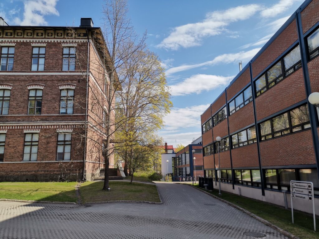 Vasemmalla: Historica, rakennus H. Keskellä: kirjasto Lähde, rakennus B. Oikealla: Hallintorakennus, rakennus T