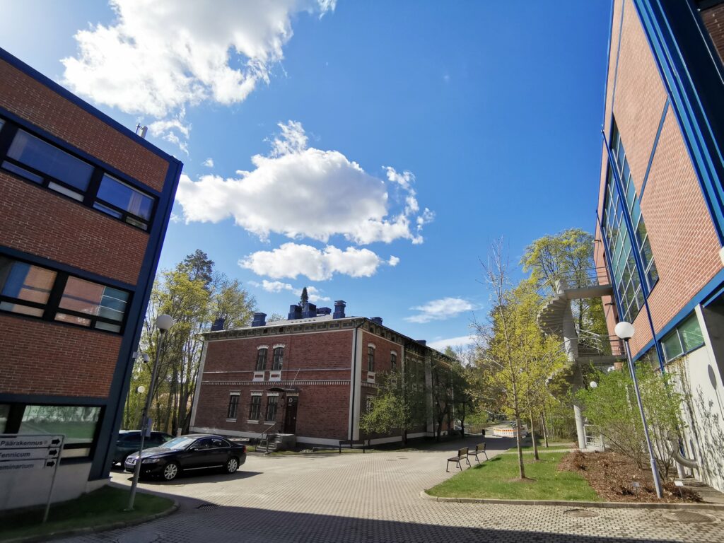 Vasemmalla: T-rakennus, Hallintorakennus. Keskellä: O-rakennus, Oppio. Oikealla: A-rakennus, Athenaeum
