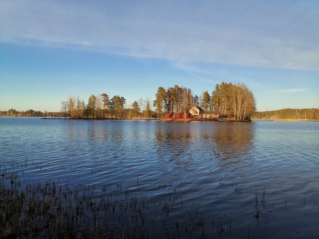 Lehtisaari Haukanniemen rannalta.