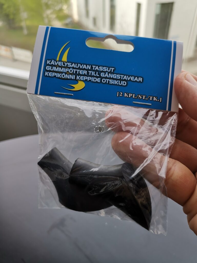 Ne onnettomat kävelysauvan tassut, vihdoin käsissäni.