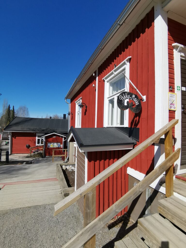 Mäki-Matin perhepuisto, rakennuksia
