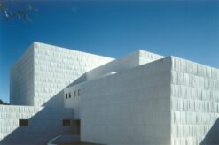 Miguel Fisacin kaupunginteatteri (2003), Castilblanco de los Arroyos, Sevilla. Lähde: https://www.epdlp.com/edificio.php?id=3704