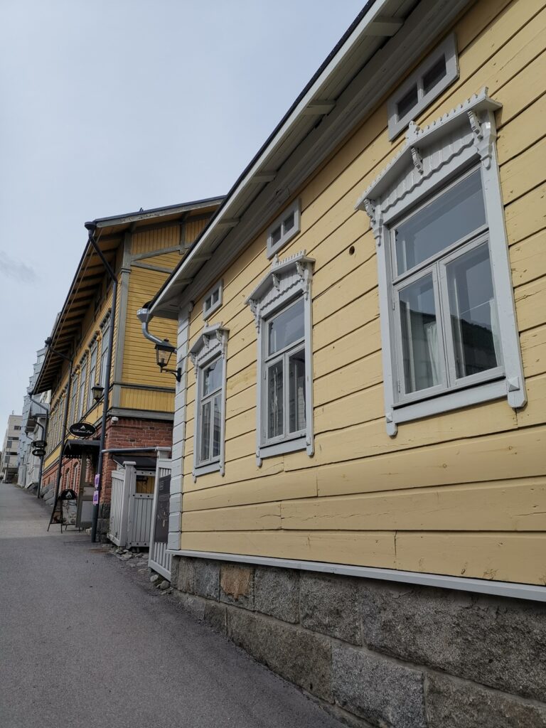 Valkoinen puu, Toivolan vanhalla pihalla
